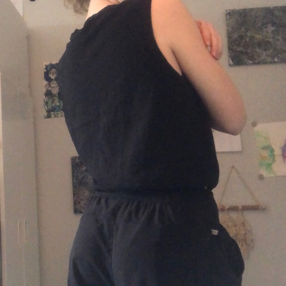 Black thick sleeved tank/halter top > brand unknown - Picture 3 of 4